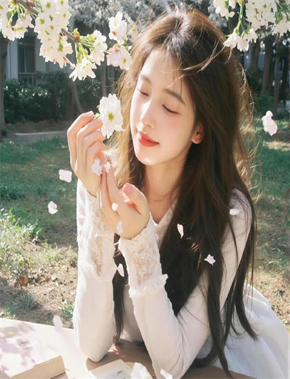 人物深度分析：芙洛丽的主打歌中的表演细节的精准把握与艺术处理 感受人物塑造的匠心